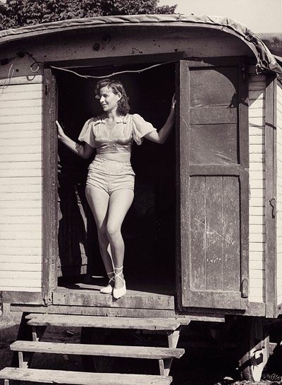 Młoda kobieta na wozie cyrkowym, ok. 1960 r. (zdjęcie czarno-białe) autorstwa Vincenzo Balocchi