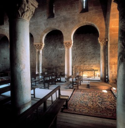 Wnętrze bazyliki św. Jana z Banos, Banos de Cerrato, Hiszpania, VII w. (foto) autorstwa Visigothic
