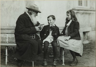 Lew Tołstoj z wnukami Lwa i Sofii, 1909 autorstwa Vladimir Grigorievich Chertkov