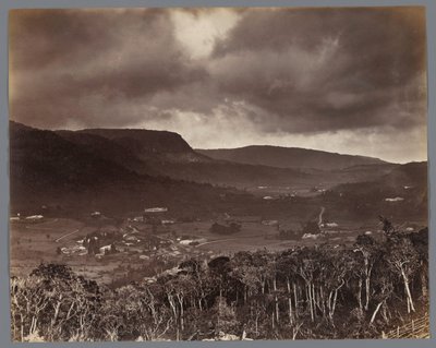 Widok Nuwara Eliya widziany z Oliphant Estate, Cejlon autorstwa W.L.H. Skeen and Co.