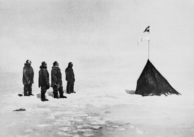 Roald Amundsen, Helmer Hanssen, Sverre Hassel i Oscar Wisting przed namiotem wzniesionym na Biegunie Południowym, 16 grudnia autorstwa John Ward Dunsmore