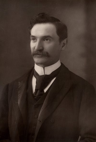„”Solomon Joseph Solomon (1860-1927) Angielski malarz portretowy i ścienny. Podczas I wojny światowej wprowadził do armii brytyjskiej użycie kamuflażu. (typ Woodbury) autorstwa W. and D. (after) Downey