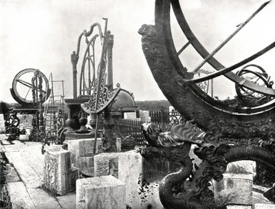 Niektóre instrumenty na szczycie Obserwatorium, Pekin, Chiny, 1895. autorstwa W and S Ltd