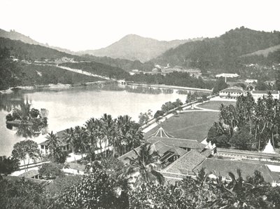Widok z Lady Hortons Walk, Kandy, Cejlon, 1895. autorstwa W and S Ltd