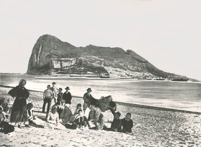 Widok na Skałę od strony morza, Gibraltar, 1895. autorstwa W and S Ltd