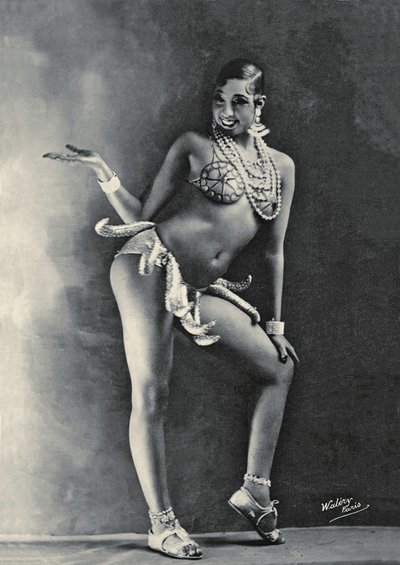 Josephine Baker w swoim słynnym kostiumie Banana ok. 1927 (zdjęcie czarno-białe) autorstwa Walery