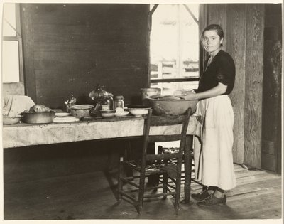 [Elizabeth Tengle przy kuchennym stole]/[Paralee Ricketts pracuje w kuchni]. autorstwa Walker Evans