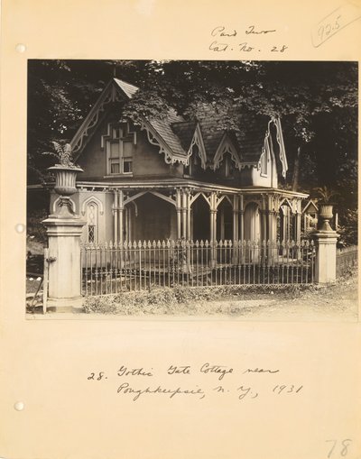 [Gotycka chata w pobliżu Poughkeepsie w stanie Nowy Jork]. autorstwa Walker Evans