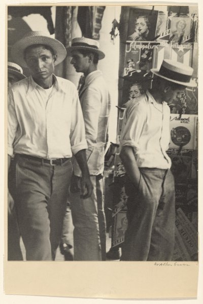 Ludzie w kiosku z butami w centrum Hawany autorstwa Walker Evans