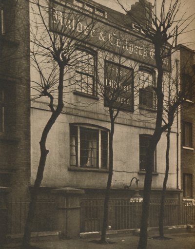 Pod znakiem starego dzwonu na cmentarzu św. Narzeczonych, ok. 1935. autorstwa Walter Benington