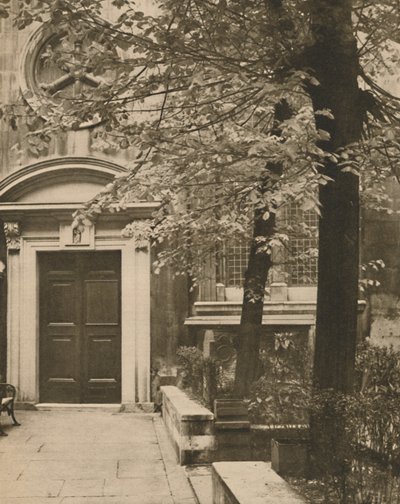 Drzwi południowe kościoła St. Mary Aldermanbury, c1935. autorstwa Walter Benington