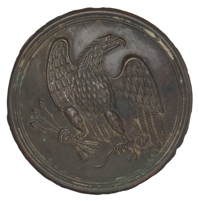 Talerz z wytłoczonym mosiężnym orłem z pasa na naboje, 1862-1865. autorstwa Warren H. Wilkinson