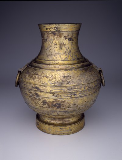 Statek magazynowy (Hu lub Zhong) ze splecionymi smokami i stylizowanymi chmurami (brąz z naciętą dekoracją i amalgamaty złota i srebra) autorstwa Western Han Dynasty Chinese School