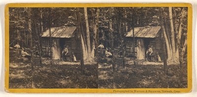 [Rodzina pozuje przed swoim domkiem z bali w lesie]. autorstwa Whitney and Beckwith