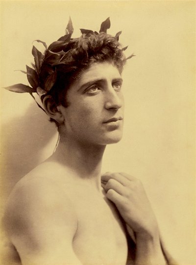 Studium chłopca w wieńcu, Sycylia, C.1898 (zdjęcie w sepii) autorstwa Baron Wilhelm von Gloeden