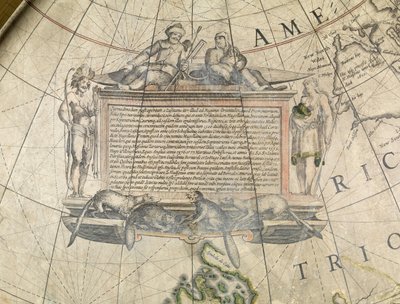 Ziemski globus podłogowy, szczegół kartusza, ok. 1650 r. (papier mache, gips, miedź grawerowana, tusz, lakier, mosiądz, drewno, papier) autorstwa Willem Blaeu