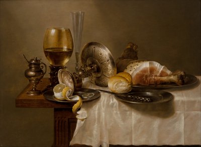 Martwa natura z roemerem, przewróconą srebrną tazzą, fletem, bułką i szynką na stole autorstwa Willem Claesz. Heda