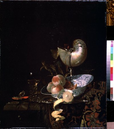 „Martwa natura z kielichem z masy perłowej” (Martwa natura z kielichem z masy perłowej) Brzoskwinie, cytryna ze skórką (skórką) i kieliszek wina. Obraz Willema Kalfa (1619-1693) ok. 1660 Muzeum Puszkina w Moskwie autorstwa Willem Kalf
