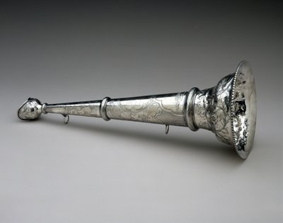 Trąbka strażacka, ok. 1930 r. 1857 (srebrny) autorstwa William Adams