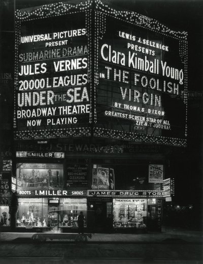 1554 Broadway przy 46th Street, I. Miller Shoes; James Drug Store i duże namioty do filmów oświetlone powyżej. autorstwa William Davis Hassler