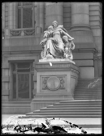 Statua „Ameryki” przed Custom House, Nowy Jork, c.1912 autorstwa William Davis Hassler