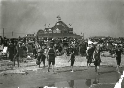 Scena na plaży, Coney Island, ok. 1910-21 autorstwa William Davis Hassler
