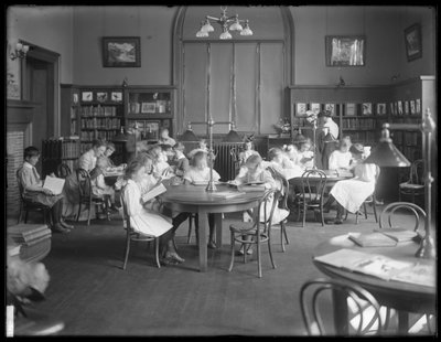 Dzieci czytające w czytelni niezidentyfikowanej filii Biblioteki Publicznej Queens Borough, ok. 1910 r. autorstwa William Davis Hassler