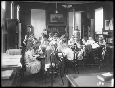 Dzieci czytające w czytelni niezidentyfikowanej filii Biblioteki Publicznej Queens Borough, ok. 1910 r. autorstwa William Davis Hassler