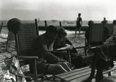 Czytanie dla par na plaży, Coney Island, ok. 1910-21 autorstwa William Davis Hassler