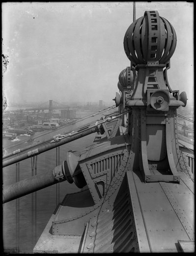 Fragment zwieńczeń na moście Manhattan, 25 sierpnia 1914 bw zdjęcie autorstwa William Davis Hassler