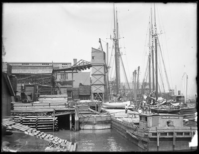 Doki i łodzie na niezidentyfikowanym nabrzeżu, prawdopodobnie Harlem River, Inwood, Nowy Jork, ok. 1910 r. autorstwa William Davis Hassler