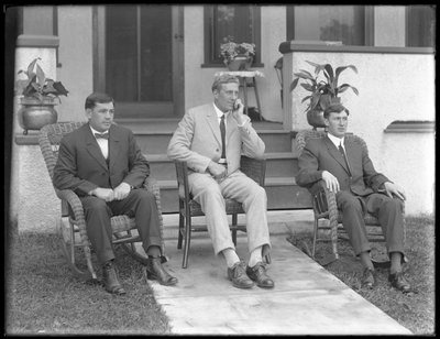 Angielski bokser William Thomas Wells (Bombardier Billy Wells) i przyjaciele, ok. 1910 r. autorstwa William Davis Hassler