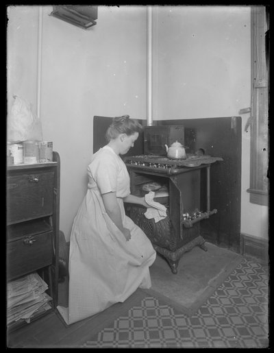 Ethel Gray Magaw Hassler wyjmująca chleb z pieca, ok. 1913 r. autorstwa William Davis Hassler