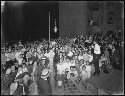 Spotkanie Towarzystwa Ewangelistycznego, East 79th Street i Avenue A, Nowy Jork, 24 lipca 1914 r autorstwa William Davis Hassler