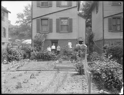 Rodzinne pozy obok przydomowego ogrodu warzywnego, Inwood, Nowy Jork, ok. 1910 r. autorstwa William Davis Hassler