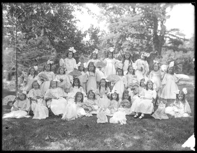 Grupowy portret niezidentyfikowanych dziewczynek, prawdopodobnie rzymskokatolicki azyl dla sierot, Kingsbridge, Bronx, ok. 1910 autorstwa William Davis Hassler