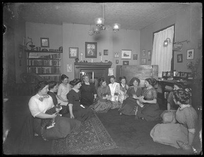 Harriet E. Hassler z grupą młodych kobiet, 206 W. 13th Street, Nowy Jork, ok. 1912 r. autorstwa William Davis Hassler