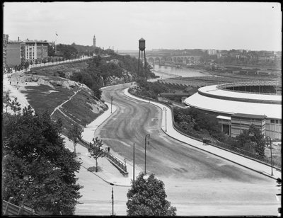 Widok z dużego kąta na Harlem River Drive biegnącą obok Polo Grounds, Nowy Jork, ok. 1914 autorstwa William Davis Hassler