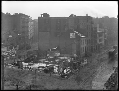 Widok z góry na skrzyżowania Downing Street, West Houston Street i Varick Street w Nowym Jorku, 18 lutego 1916 autorstwa William Davis Hassler