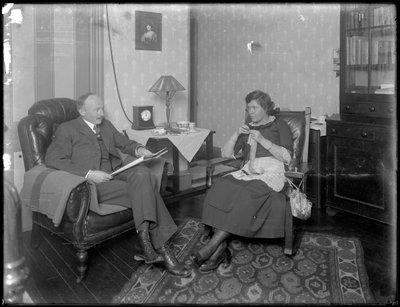 Państwo Austin Norris w niezidentyfikowanym salonie, ok. 1912 r. autorstwa William Davis Hassler