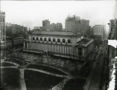 Nowojorska Biblioteka Publiczna i Bryant Park, ok. 1910-21 autorstwa William Davis Hassler