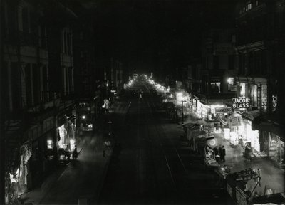 Nocny widok na Grand Street przy Orchard Street, Nowy Jork, 1917 r. autorstwa William Davis Hassler