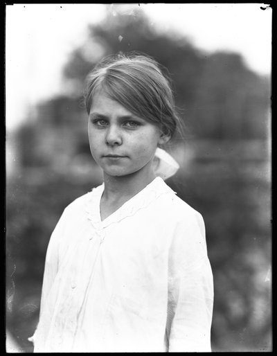 Ujęcie plenerowe niezidentyfikowanej dziewczynki w białej sukience, lipiec 1915 autorstwa William Davis Hassler