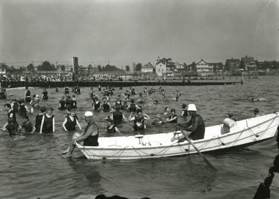 Łódź wiosłowa i pływacy w wodzie, Coney Island, ok. 1910-21 autorstwa William Davis Hassler