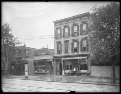 Siedmioro dzieci pozuje przed niezidentyfikowanym oddziałem Biblioteki Publicznej Queens Borough, Nowy Jork, ok. 1910 r. autorstwa William Davis Hassler