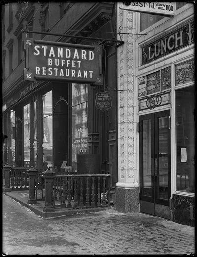 Znak dla standardowej restauracji bufetowej, Fourth Avenue między E. 31st a 32nd Streets, Nowy Jork, 6 lutego 1917 autorstwa William Davis Hassler