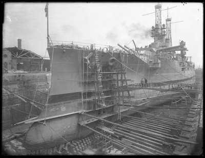 Stany Zjednoczone Utah w suchym doku w Brooklyn Navy Yard, c.1912 autorstwa William Davis Hassler