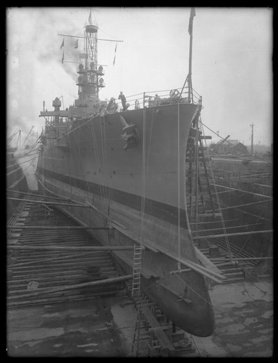 Okręt U.S.S. Utah w suchym doku w Brooklyn Navy Yard, ok. 1912 r. autorstwa William Davis Hassler