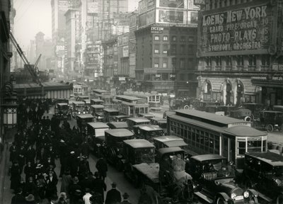 Times Square, zatłoczony przez samochody, autobusy i ludzi, ok. 1917 r. autorstwa William Davis Hassler