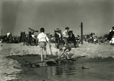 Dwoje dzieci bawi się skrawkami drewna na płyciznach, Coney Island, ok. 1910-21 autorstwa William Davis Hassler